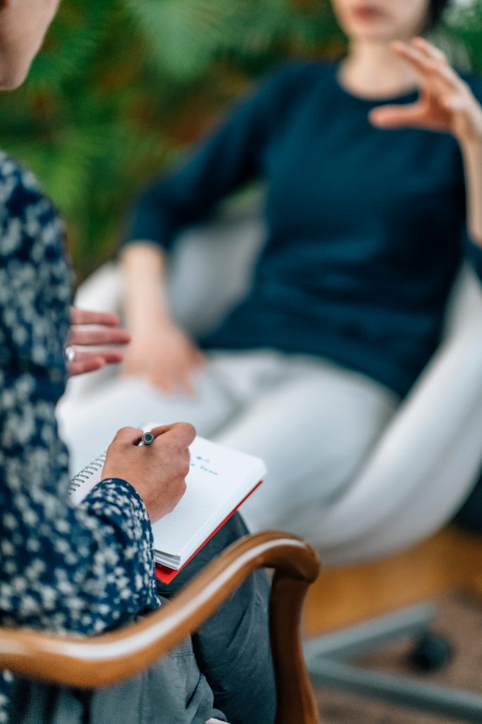 therapist taking notes to make diagnosis