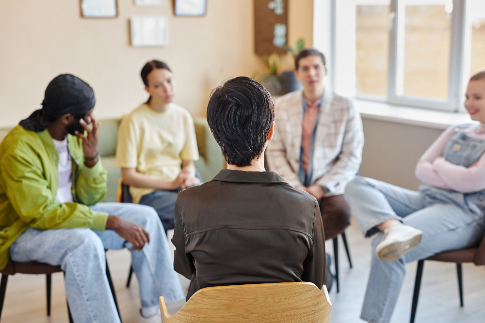 therapist talking to a group psychotherapy session