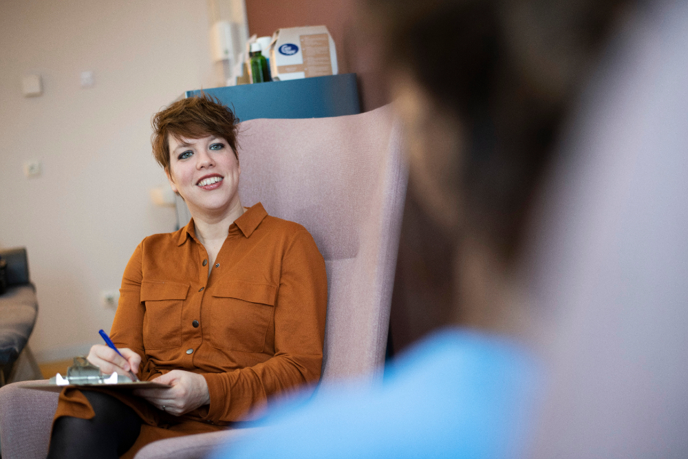 woman talking with therapist during dialectical behavior therapy