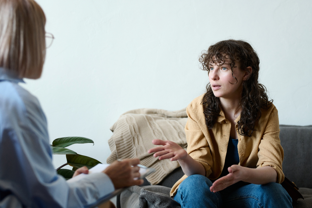 woman speaking with therapist about bipolar disorder